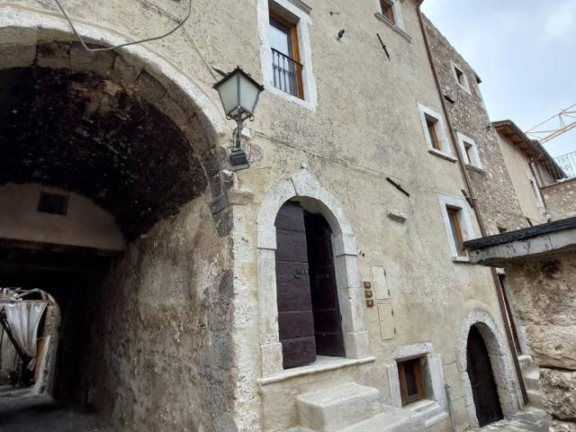 Casa indipendente in vendita a Castelvecchio Calvisio AQ