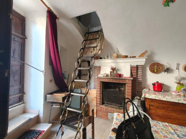 Casa indipendente in vendita a Castelvecchio Calvisio AQ