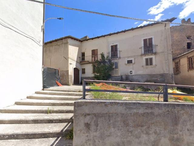 Casa indipendente in vendita a Castelvecchio Calvisio AQ