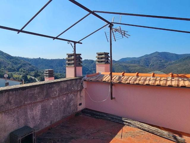 Casa indipendente in vendita a Castiglione Chiavarese GE