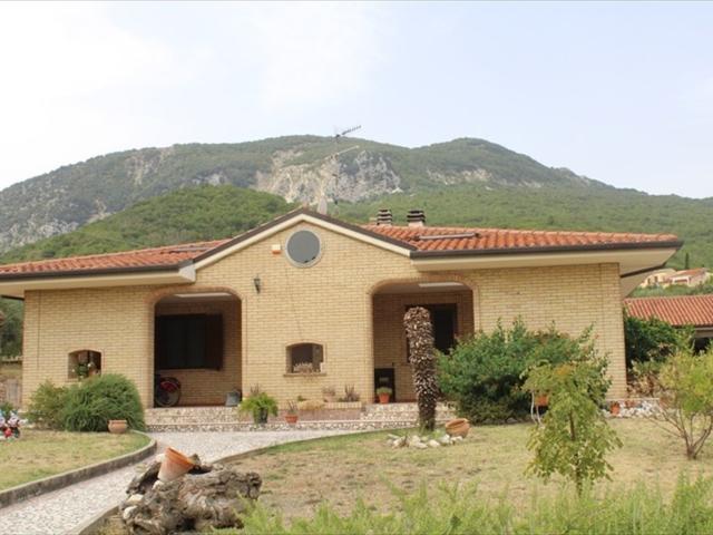 Casa indipendente in vendita a Castiglione a Casauria