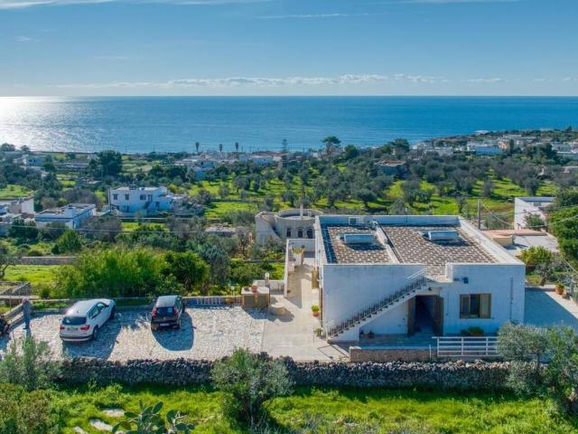 Casa indipendente in vendita a Castrignano del Capo LE