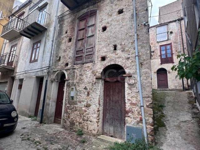 Casa indipendente in vendita a Isnello via Giuseppe Verdi, 21