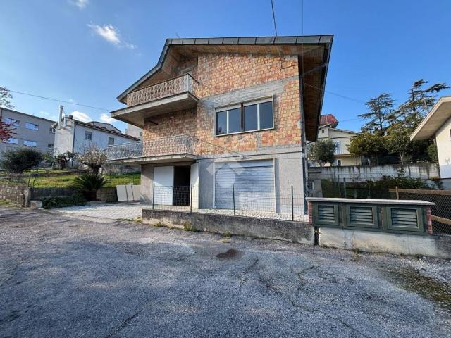 Casa indipendente in vendita a Cellino Attanasio TE