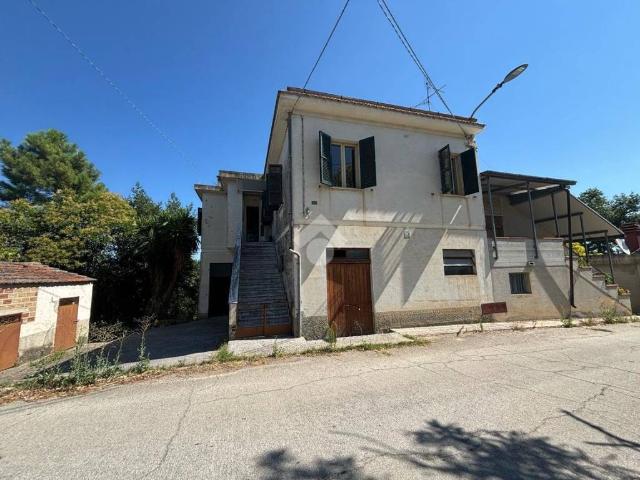 Casa indipendente in vendita a Cellino Attanasio TE