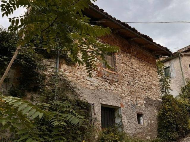 Casa indipendente in vendita a Cessapalombo MC