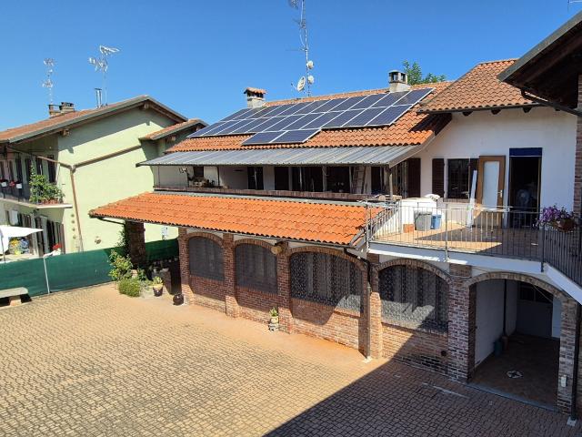 CASA INDIPENDENTE in VENDITA a CRESCENTINO di 8 vani