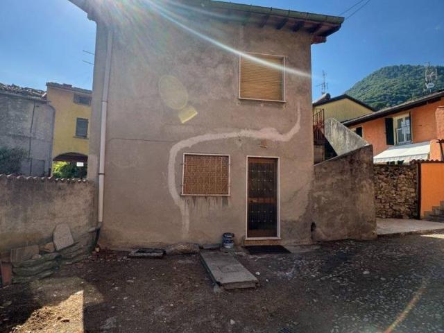 Casa indipendente in vendita a Cuveglio VA