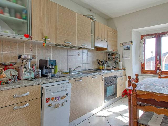 Casa indipendente in vendita a Cuasso al Monte VA
