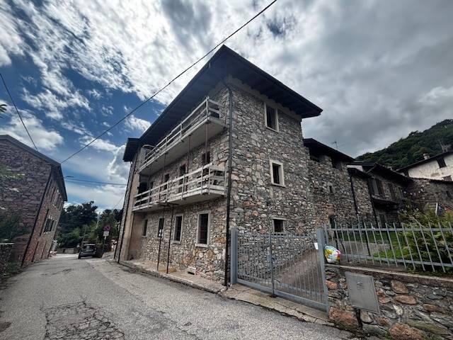 Casa indipendente in vendita a Cuasso al Monte VA