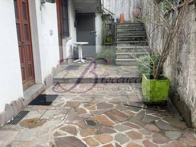 Casa indipendente in vendita a Cuasso al Monte VA
