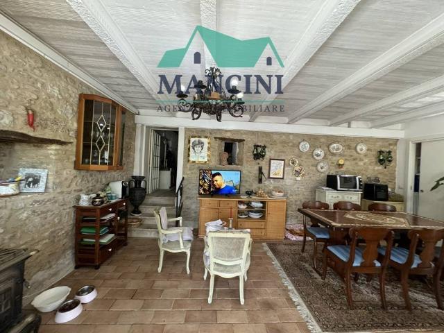 Casa indipendente in vendita a Cupramontana AN