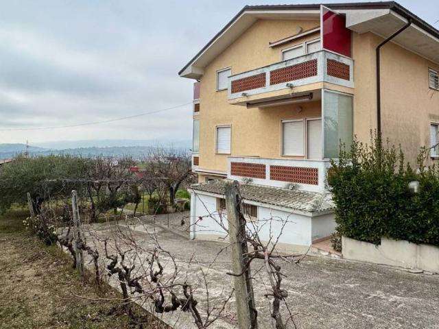 Casa indipendente in vendita a Ancarano TE