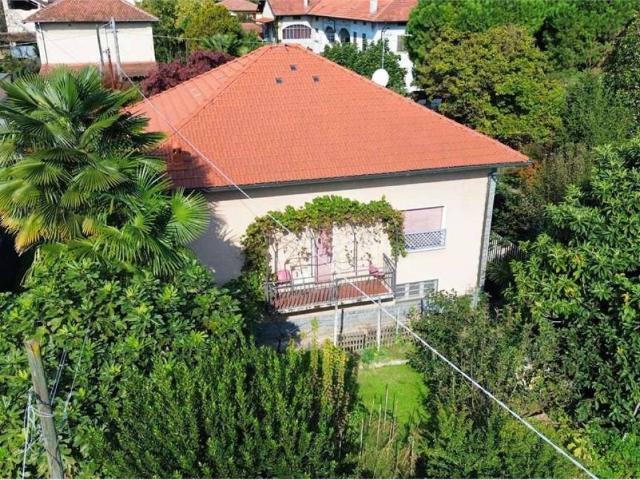 Casa indipendente in vendita a Angera VA