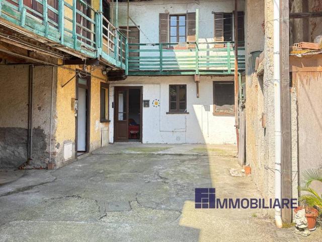 Casa indipendente in vendita a Angera VA
