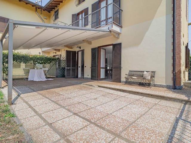 Casa indipendente in vendita a Angera VA