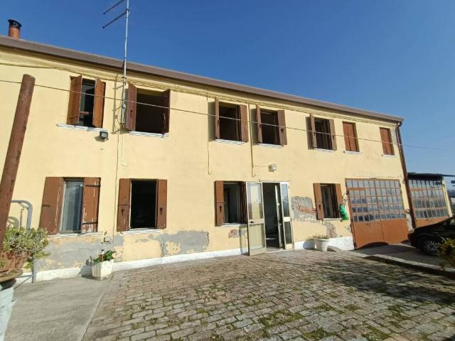 Casa indipendente in vendita a Adria RO