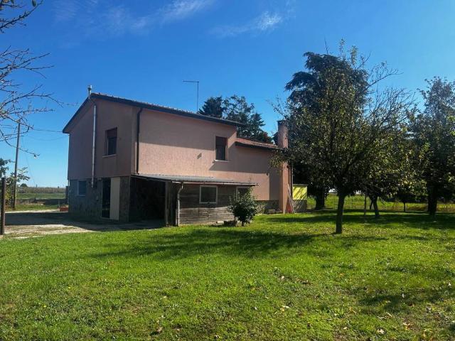 Casa indipendente in vendita a Adria RO