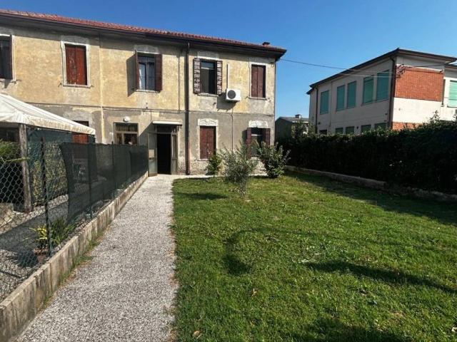Casa indipendente in vendita a Adria RO