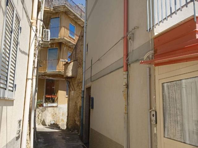 Casa indipendente in vendita a Alcara li Fusi ME