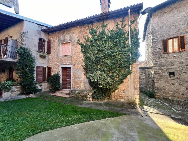 Casa indipendente in vendita a Almenno San Bartolomeo BG