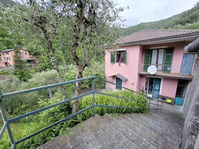 Casa indipendente in vendita a Avegno GE