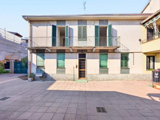Casa indipendente in vendita a Bollate MI