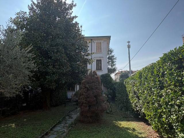 Casa indipendente in vendita a Bollate MI