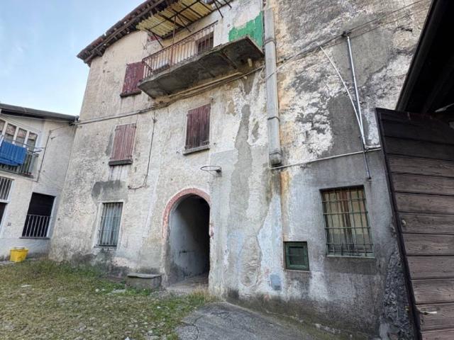 Casa indipendente in vendita a Ballabio LC