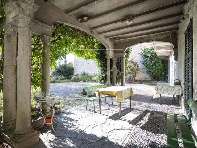 Casa indipendente in vendita a Barasso VA