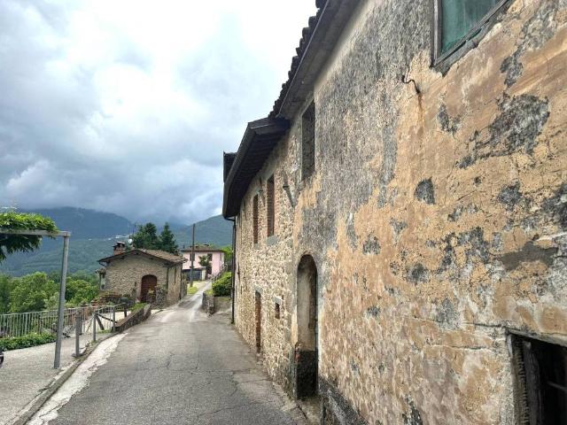 Casa indipendente in vendita a Barga LU