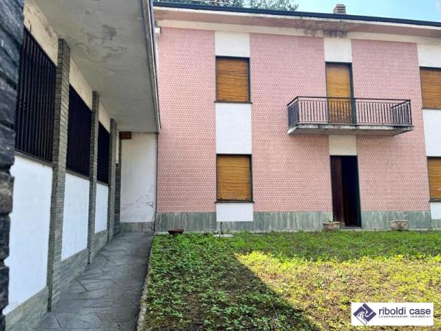 CASA INDIPENDENTE in VENDITA a BARZANO' di 10 vani