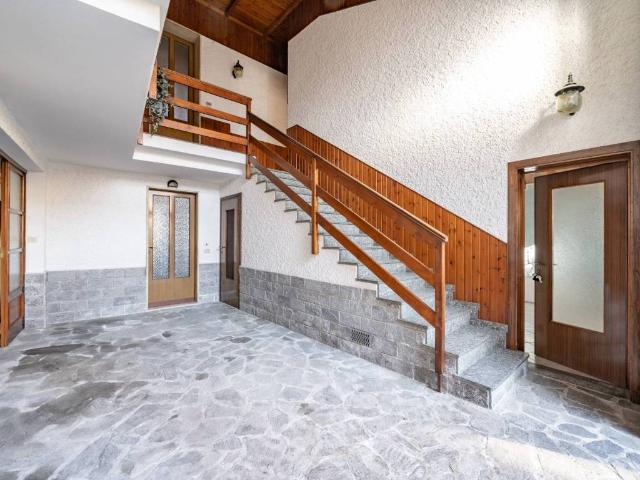 Casa indipendente in vendita a Barzanò LC