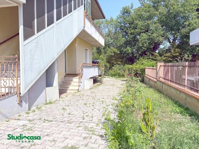 Casa indipendente in vendita a Basciano TE
