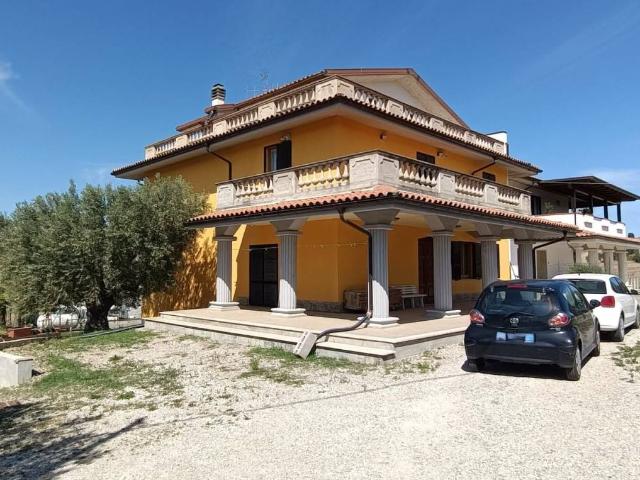 Casa indipendente in vendita a Bellante TE