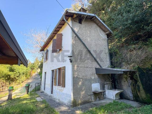 Casa indipendente in vendita a Besano VA