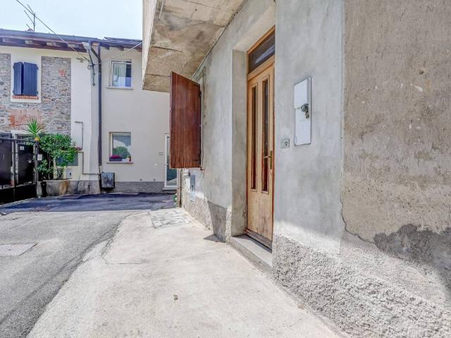 Casa indipendente in vendita a Besozzo VA