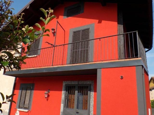 Casa indipendente in vendita a Besozzo VA