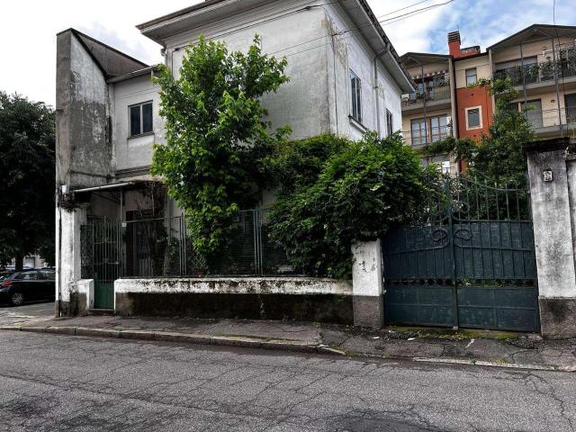 Casa indipendente in vendita a Busto Arsizio