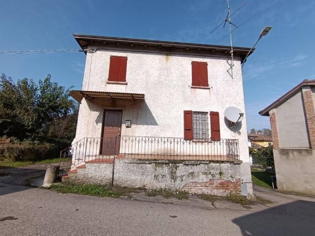 Casa indipendente in vendita a Gazzola PC