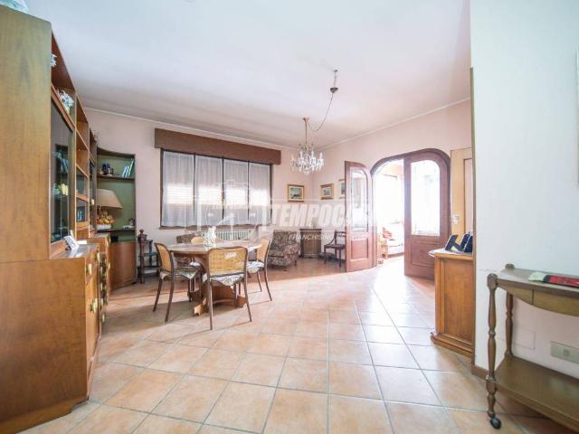 Casa indipendente in vendita a Gazzada Schianno VA