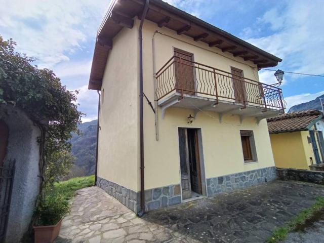 Casa indipendente in vendita a Gallicano LU