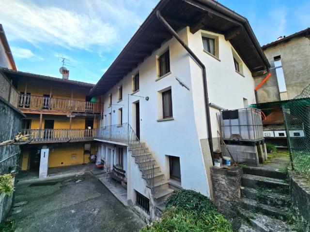 Casa indipendente in vendita a Gandino BG