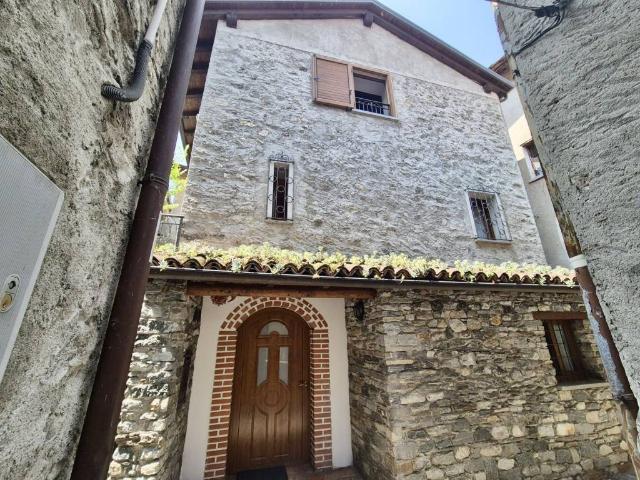 Casa indipendente in vendita a Gera Lario CO
