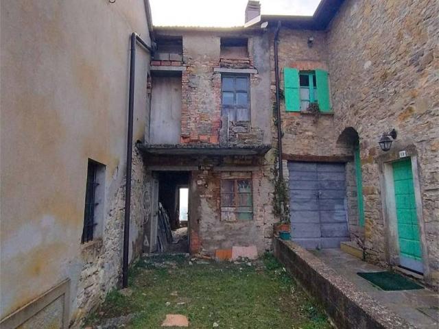 Casa indipendente in vendita a Gropparello PC