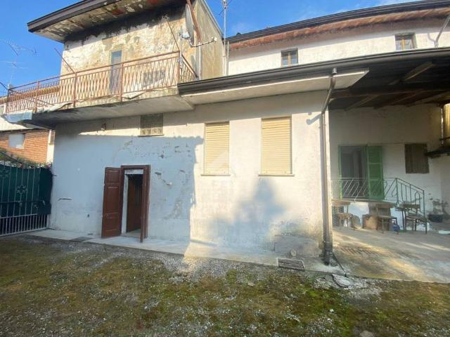 Casa indipendente in vendita a Gropparello PC