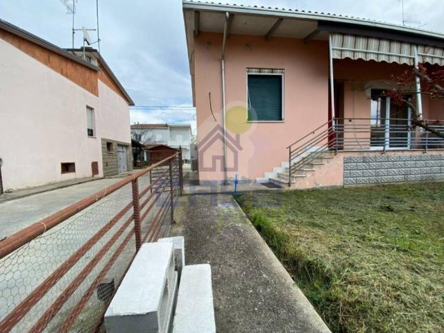 Casa indipendente in vendita a Gualtieri RE