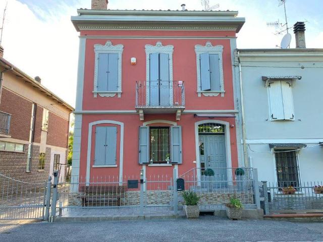 Casa indipendente in vendita a Gualtieri RE