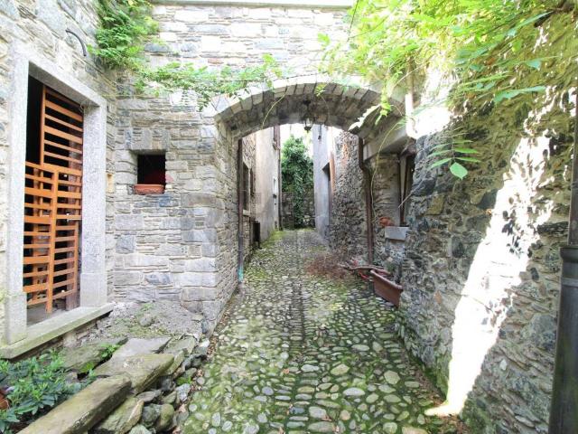 Casa indipendente in vendita a Dongo CO