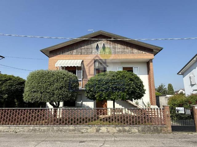 Casa indipendente in vendita a Dosolo MN